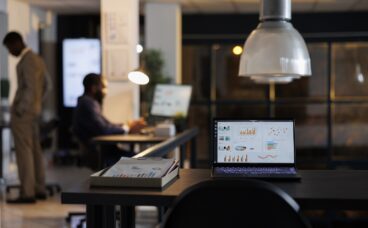 cyberbezpieczeństwo w firmie komputer, laptop, biuro