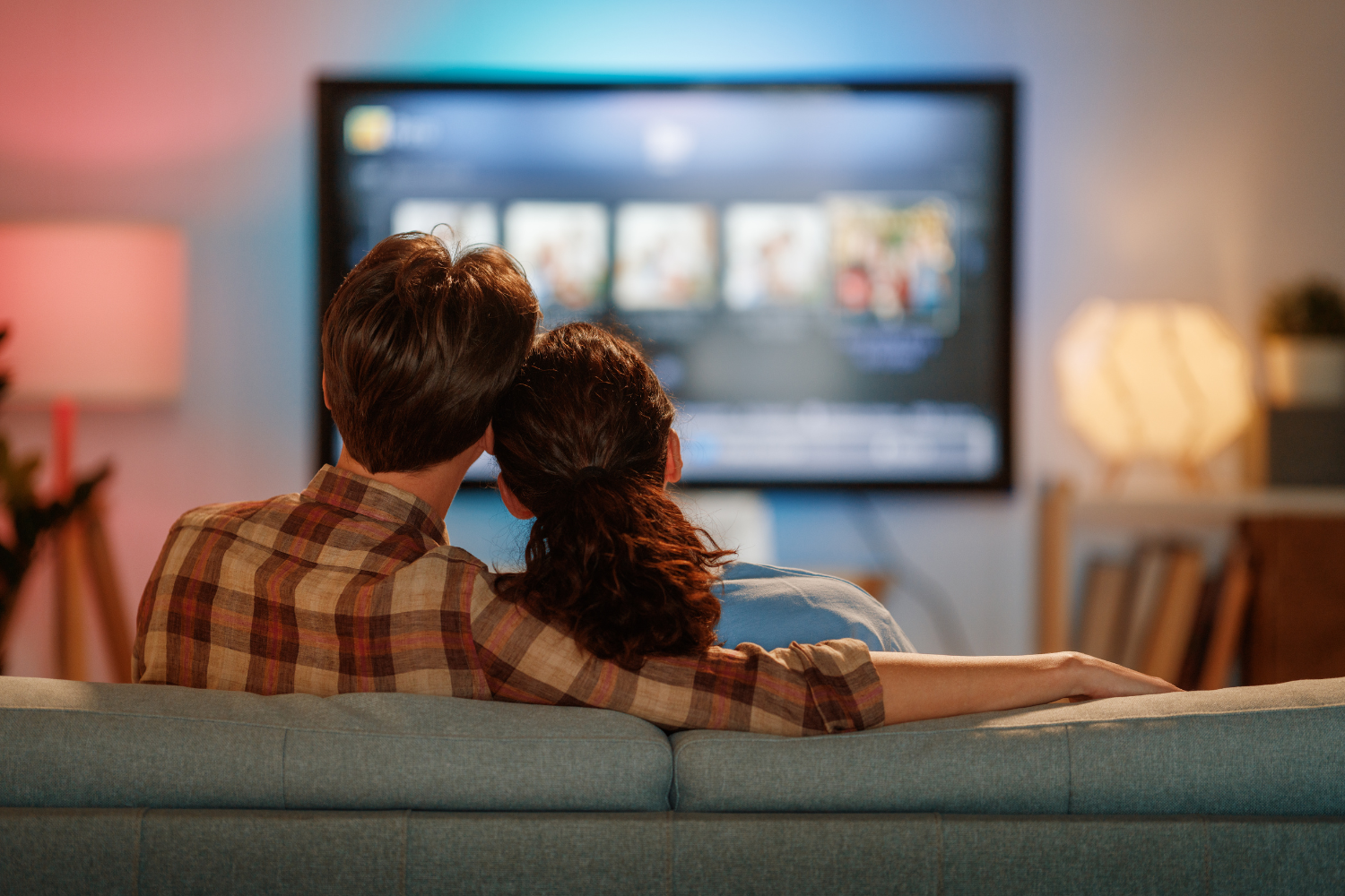 kredyt gotówkowy 40 tys rodzina oglądająca telewizję